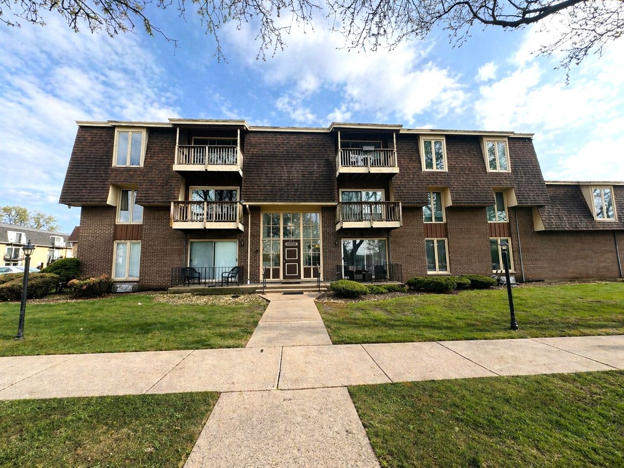 5721 W 103rd Street #204 — Oak Lawn, IL 60453