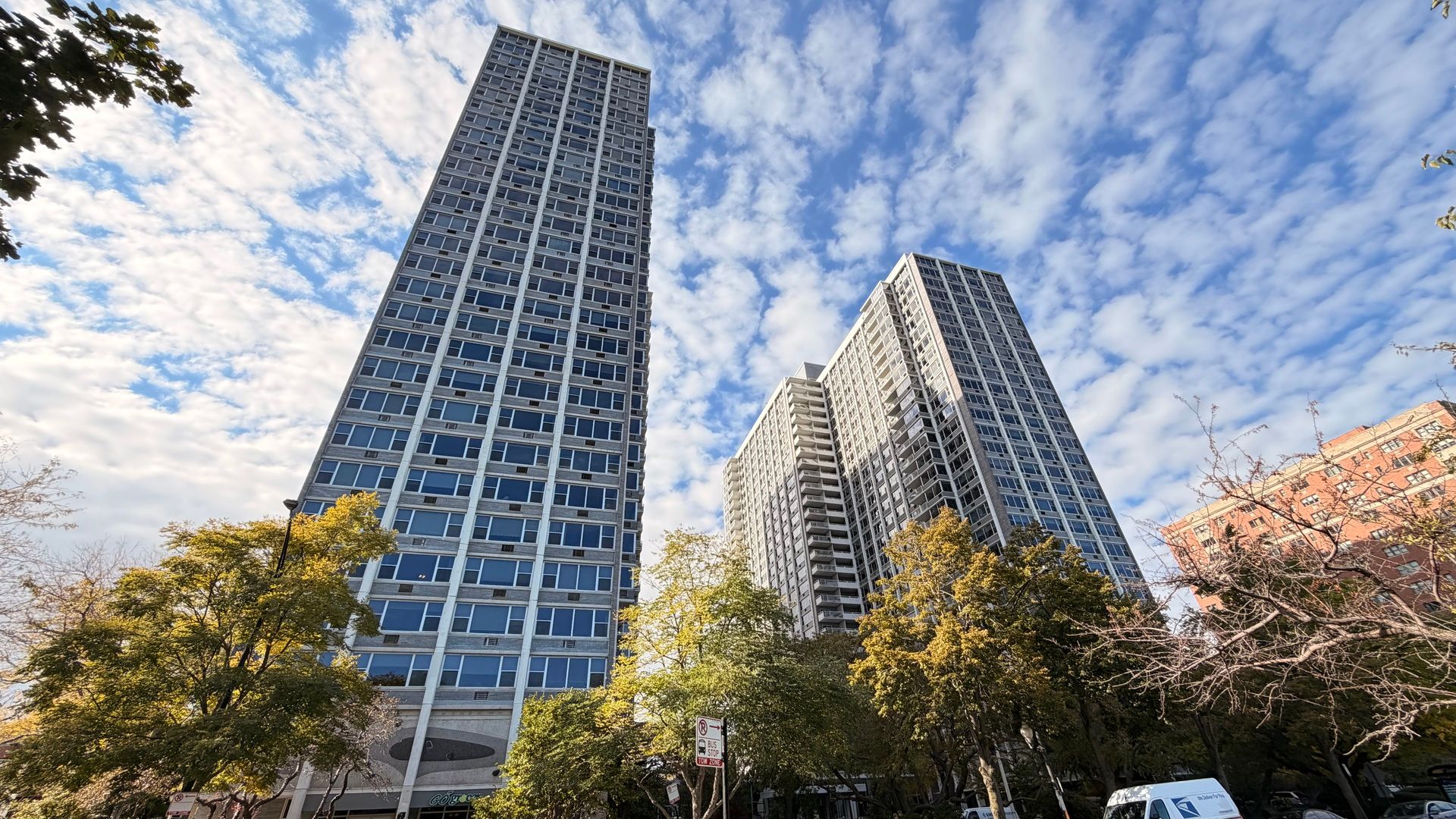 4250 N Marine Drive #200 — Chicago, IL 60613