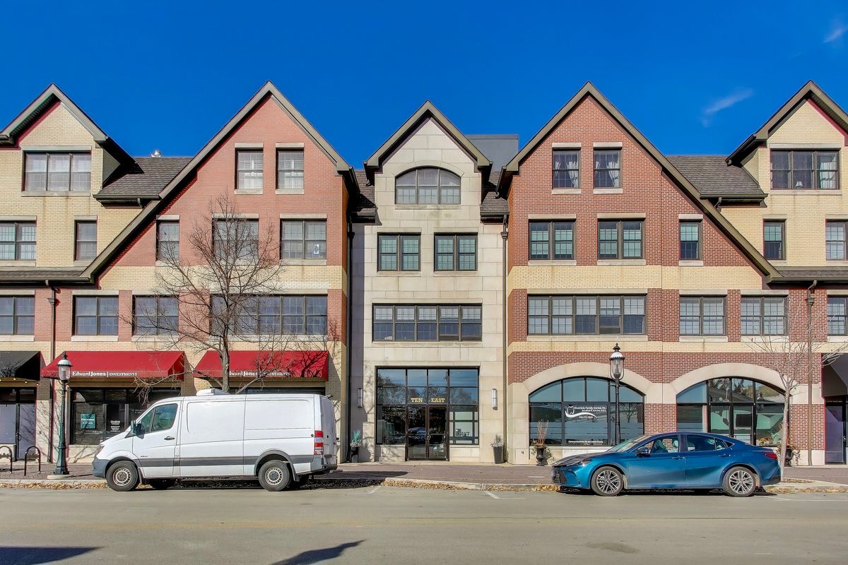 10 E Burlington Street #2B, Riverside, IL 60546