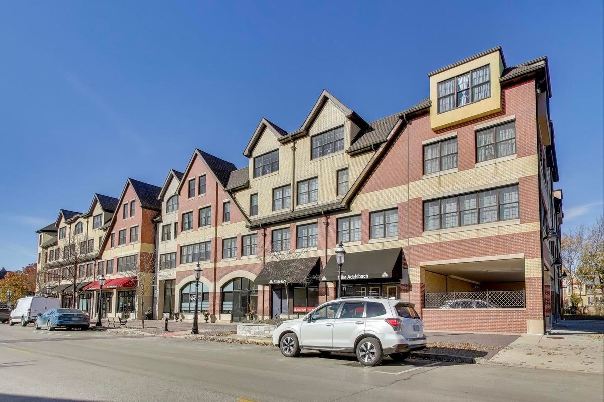 10 E Burlington Street #2B, Riverside, IL 60546