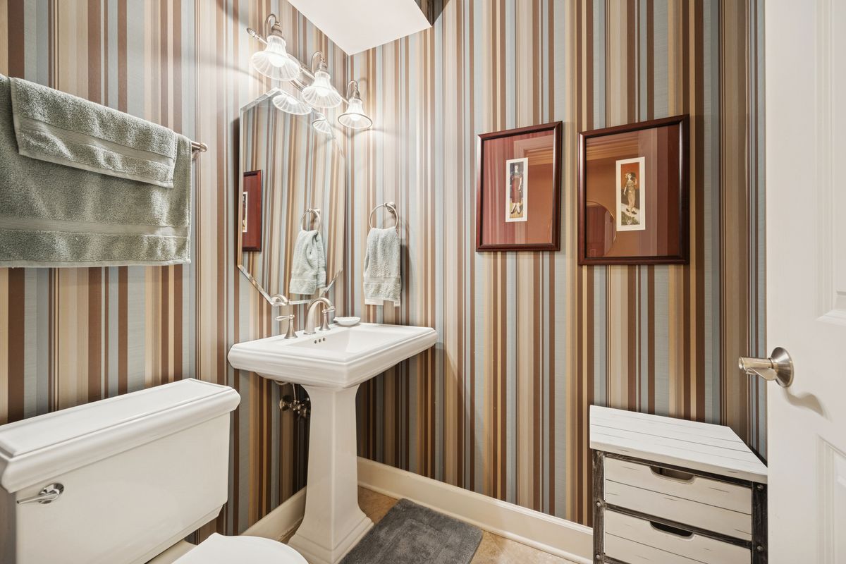10 E Burlington Street #2B, Riverside, IL 60546