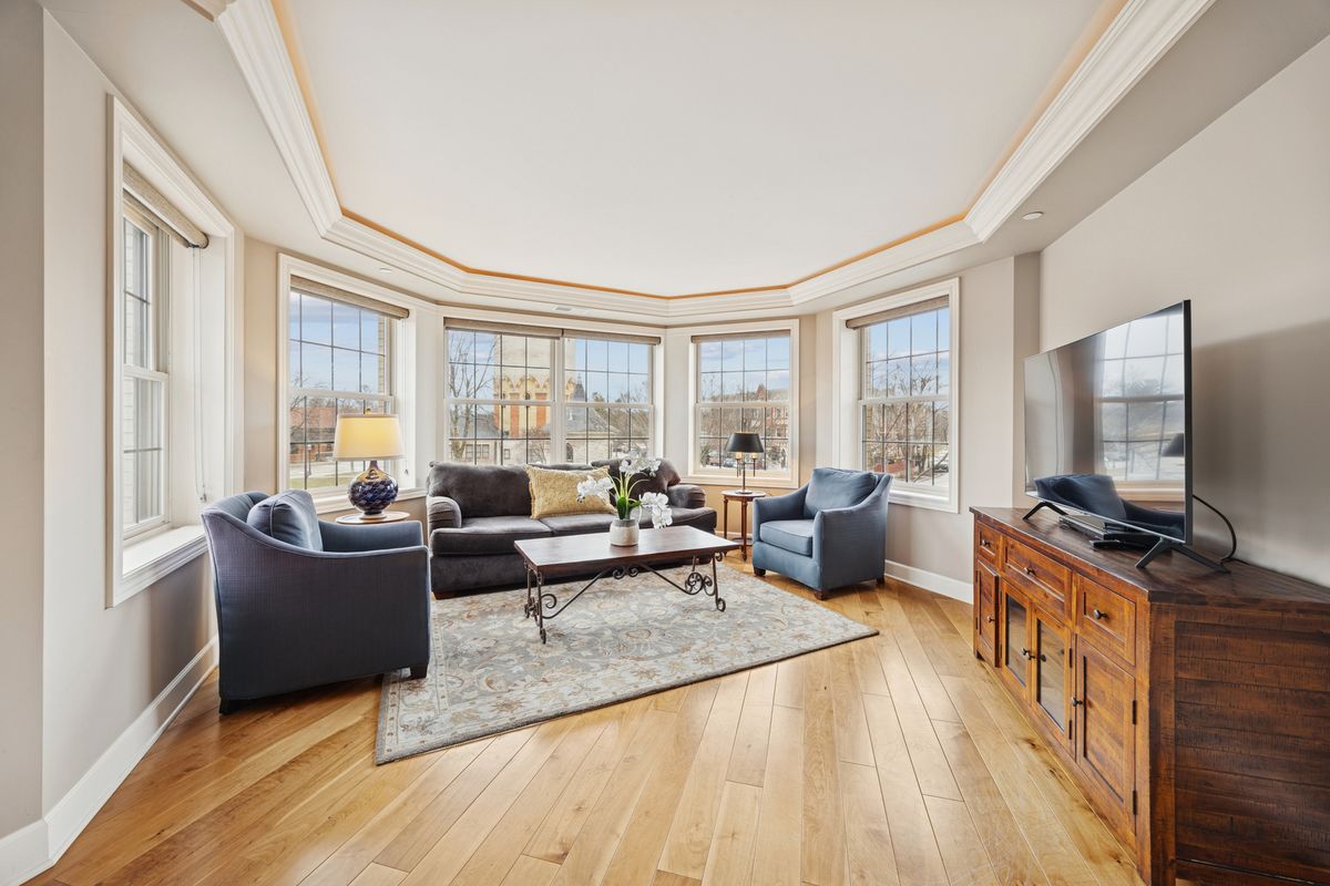 10 E Burlington Street #2B, Riverside, IL 60546