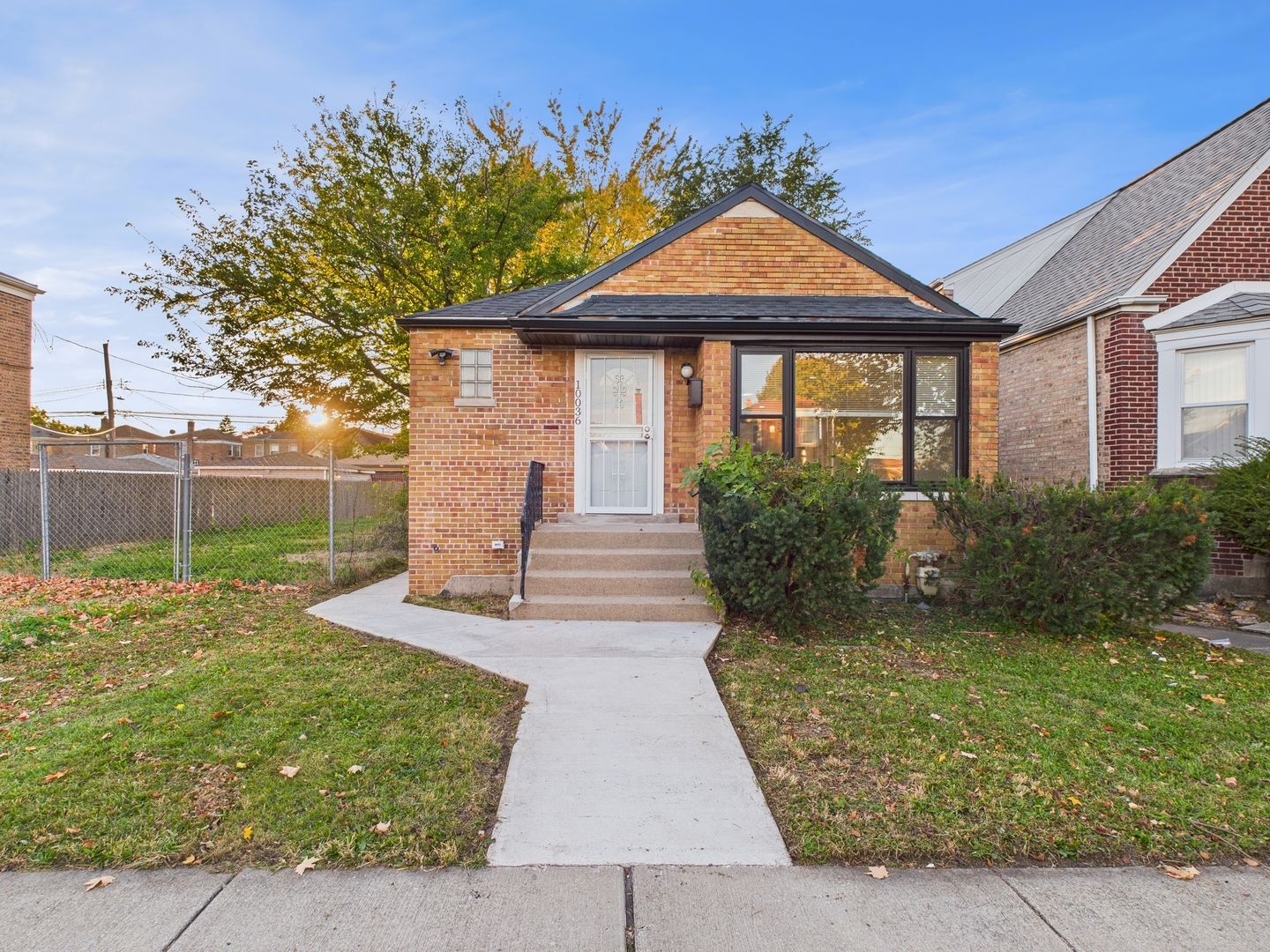 10036 S Saint Lawrence Avenue — Chicago, IL 60628