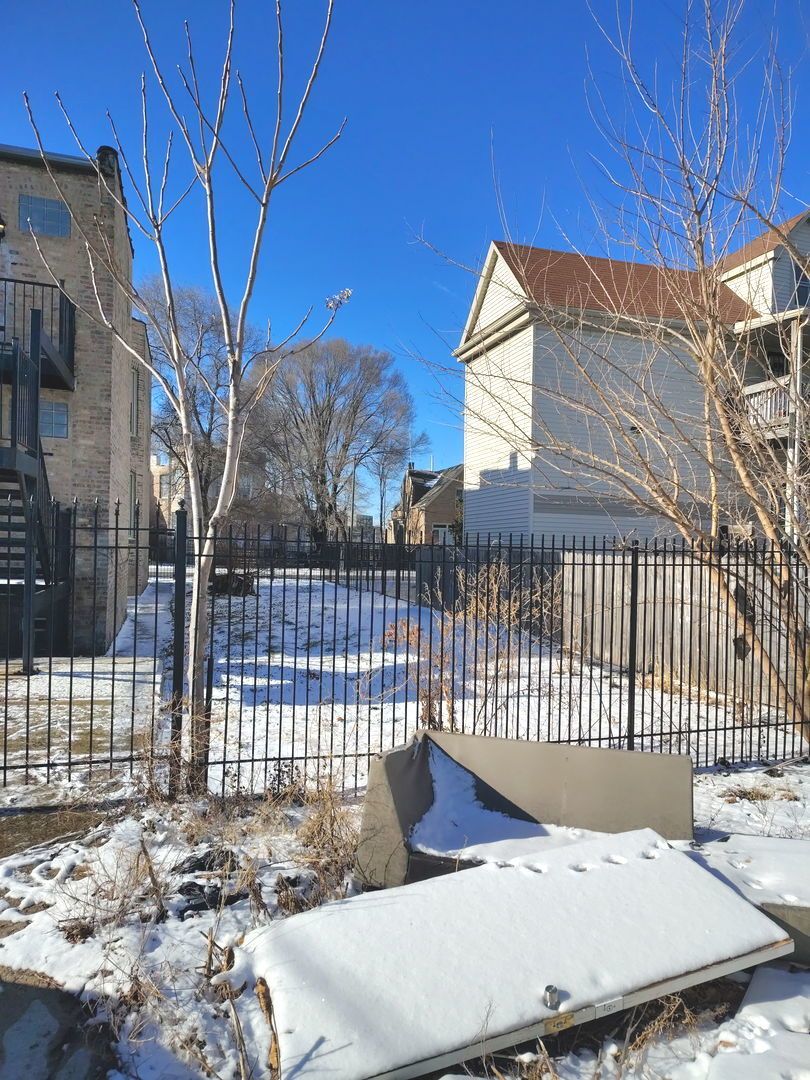 6737 S Eberhart Avenue — Chicago, IL 60637