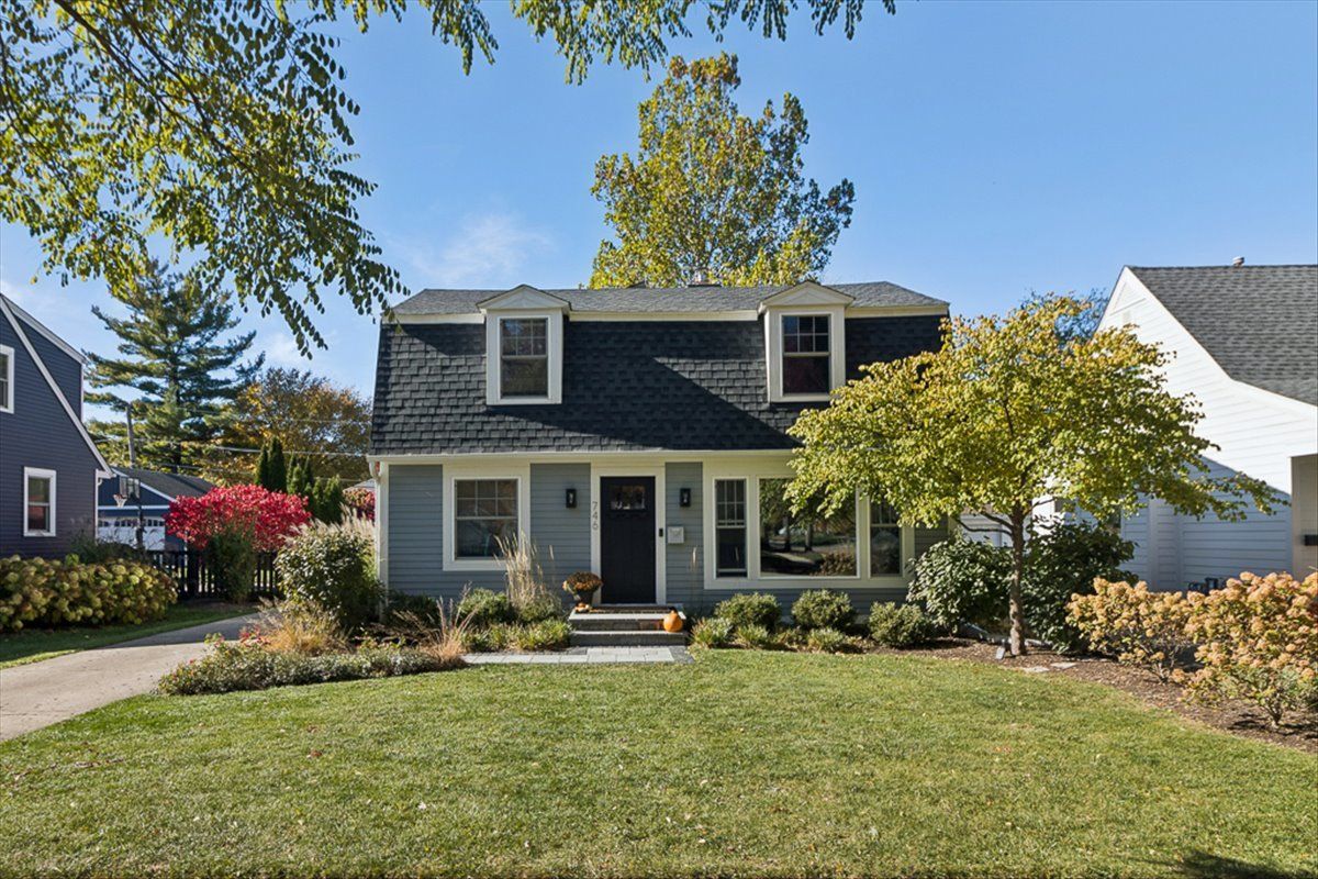 746 Pine Avenue, Arlington Heights, IL 60004