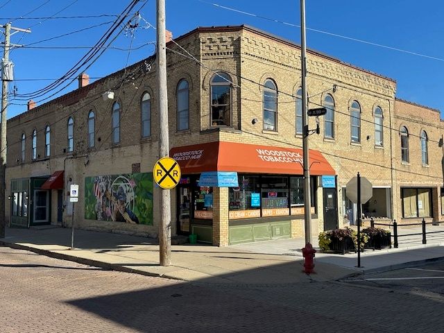 220 N BENTON Street — Woodstock, IL 60098