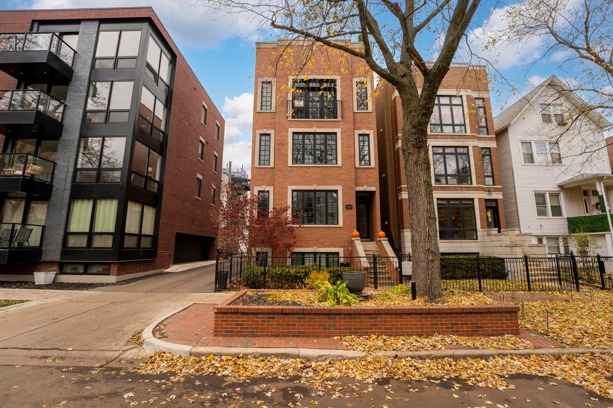 3716 Kenmore Avenue, Chicago, IL 60613