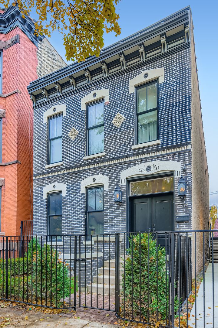 2734 N Racine Avenue — Chicago, IL 60614