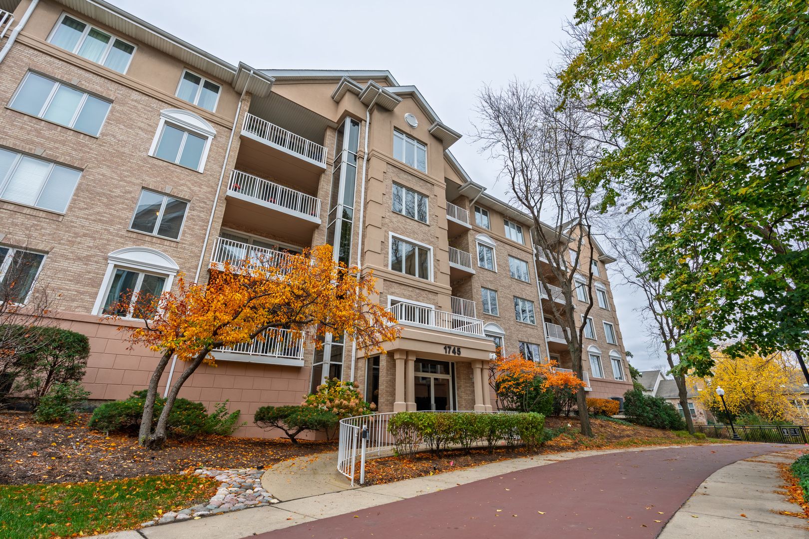 1745 PAVILION Way #206 — Park Ridge, IL 60068