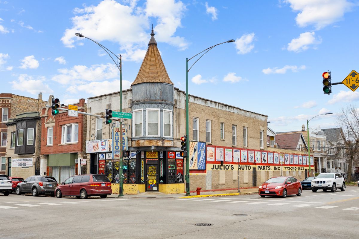 3000 W Diversey Avenue — Chicago, IL 60647