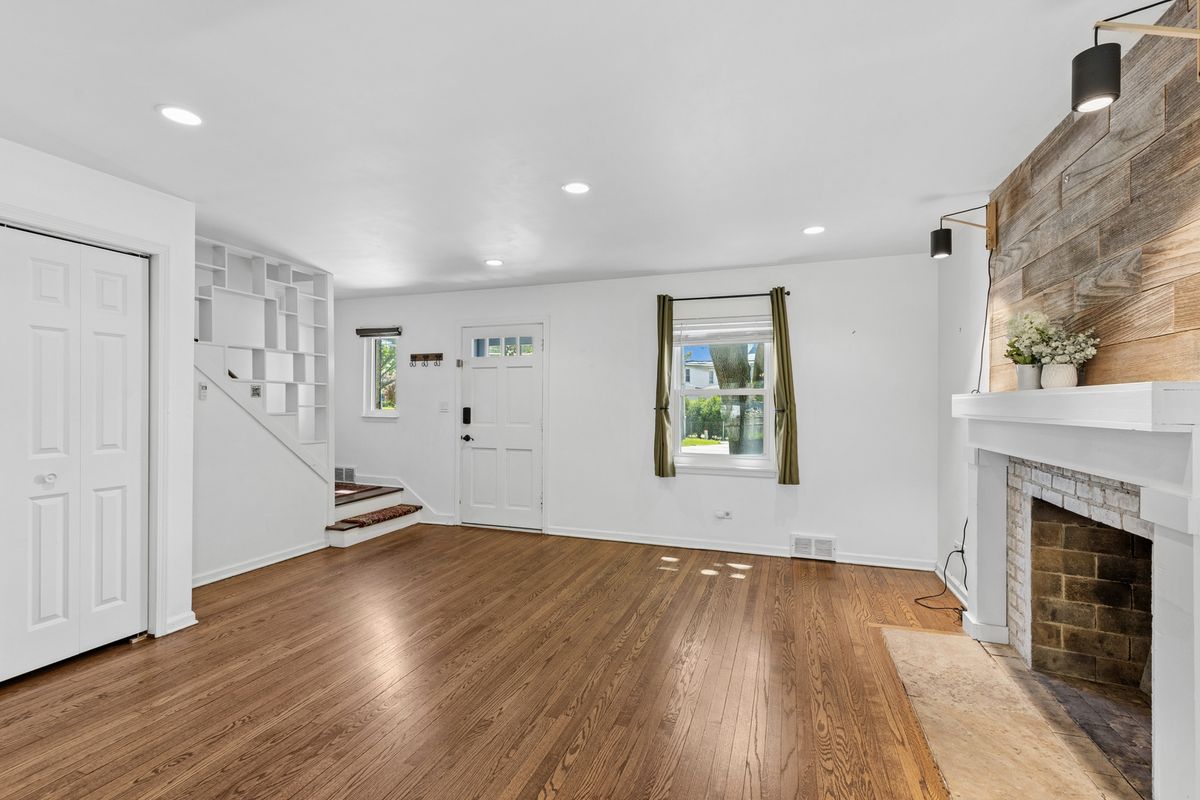 887 Deerfield Road, Highland Park, IL 60035