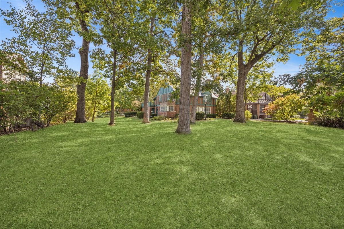 220 Maplewood Road, Riverside, IL 60546