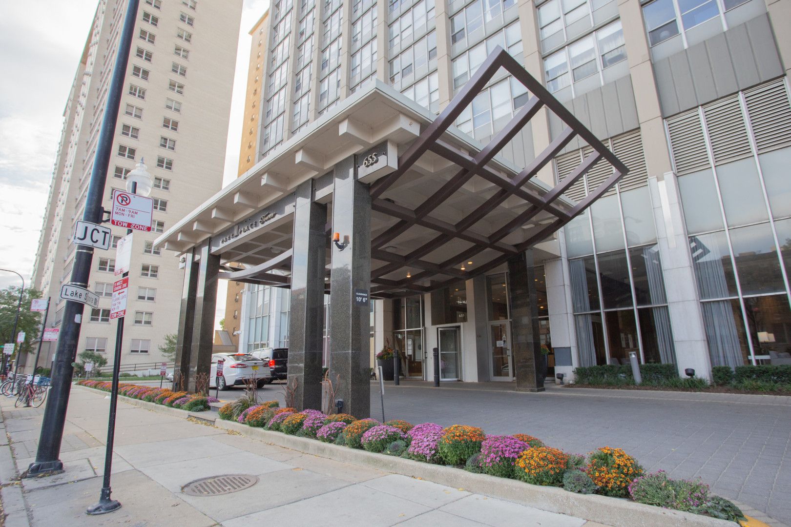 655 W IRVING PARK Road #5104 — Chicago, IL 60613