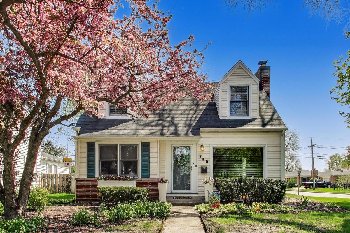 745 CHESTNUT Avenue, Arlington Heights, IL 60005