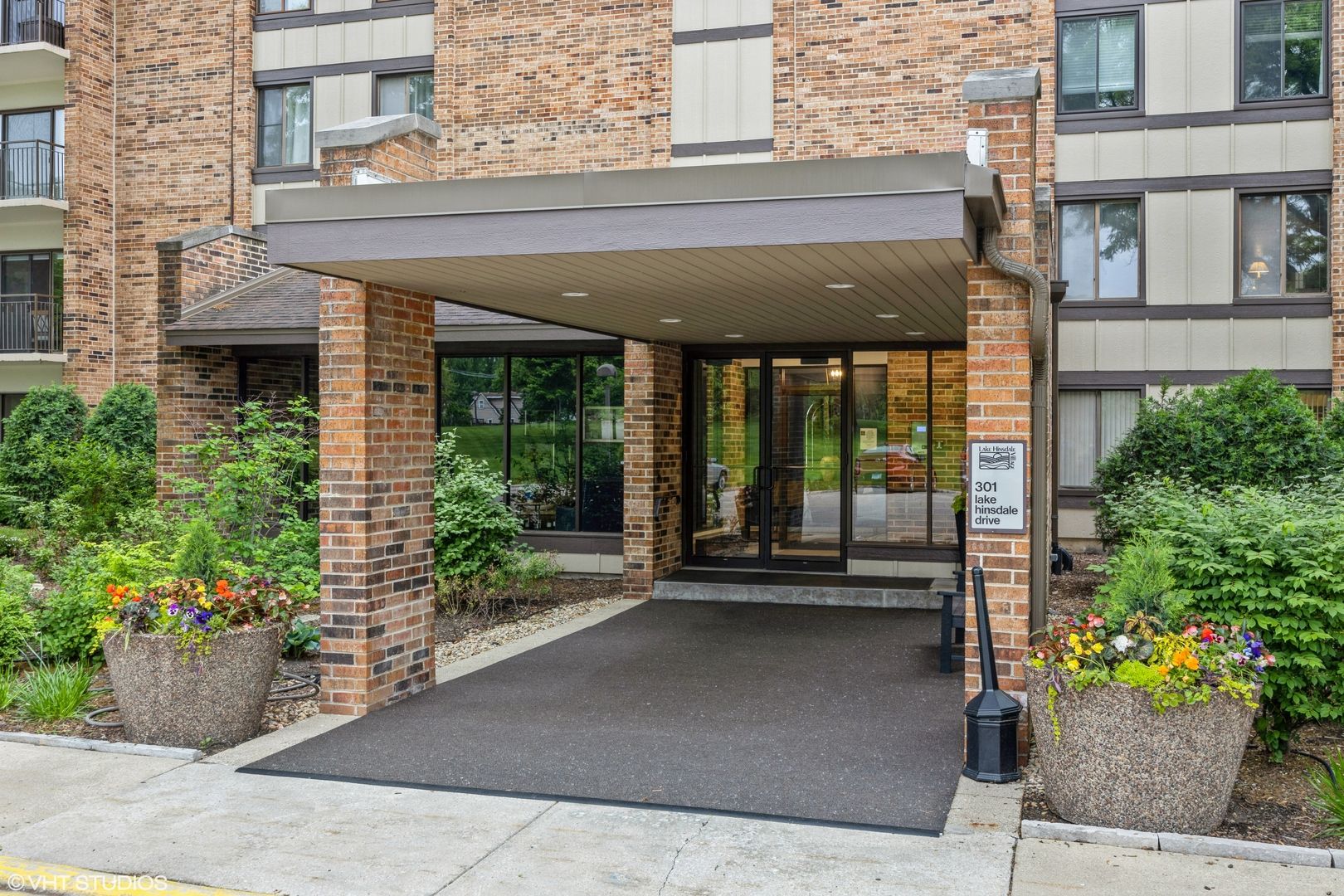 301 Lake Hinsdale Drive #404 — Willowbrook, IL 60527