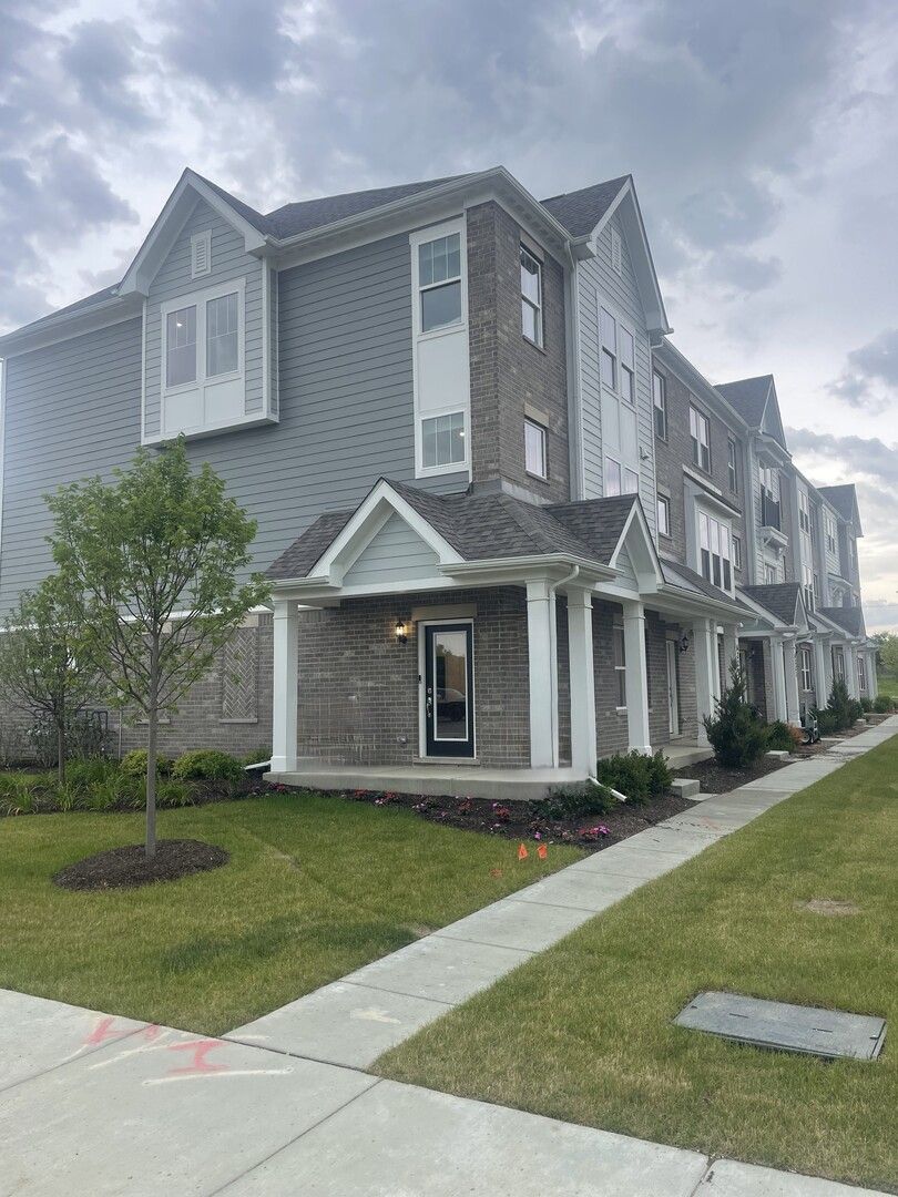 6313 Sandbelt Drive #32002 — Woodridge, IL 60517