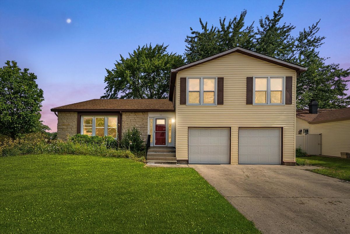 88 Hesterman Drive, Glendale Heights, IL 60139