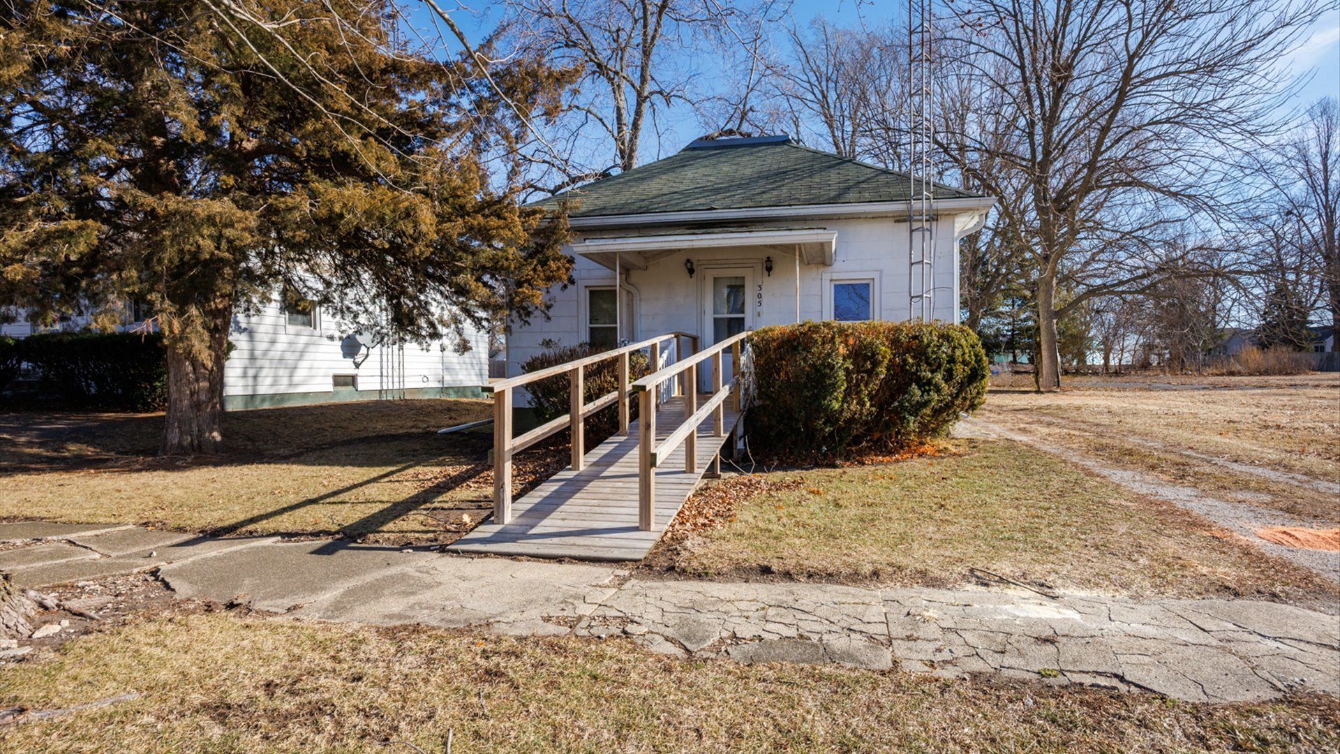 305 S Harrison Street — Colfax, IL 61728