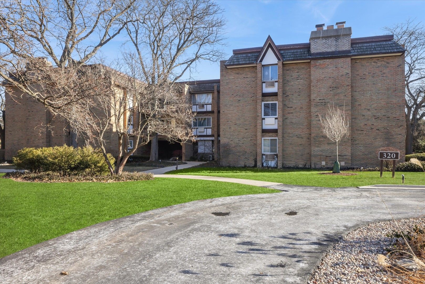 320 Claymoor Road #1A — Hinsdale, IL 60521