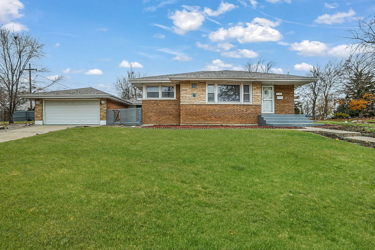 2 Wisconsin Avenue, Addison, IL 60101