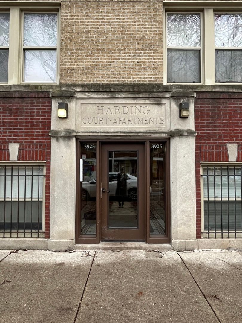 3923 W Ainslie Street #1E — Chicago, IL 60625
