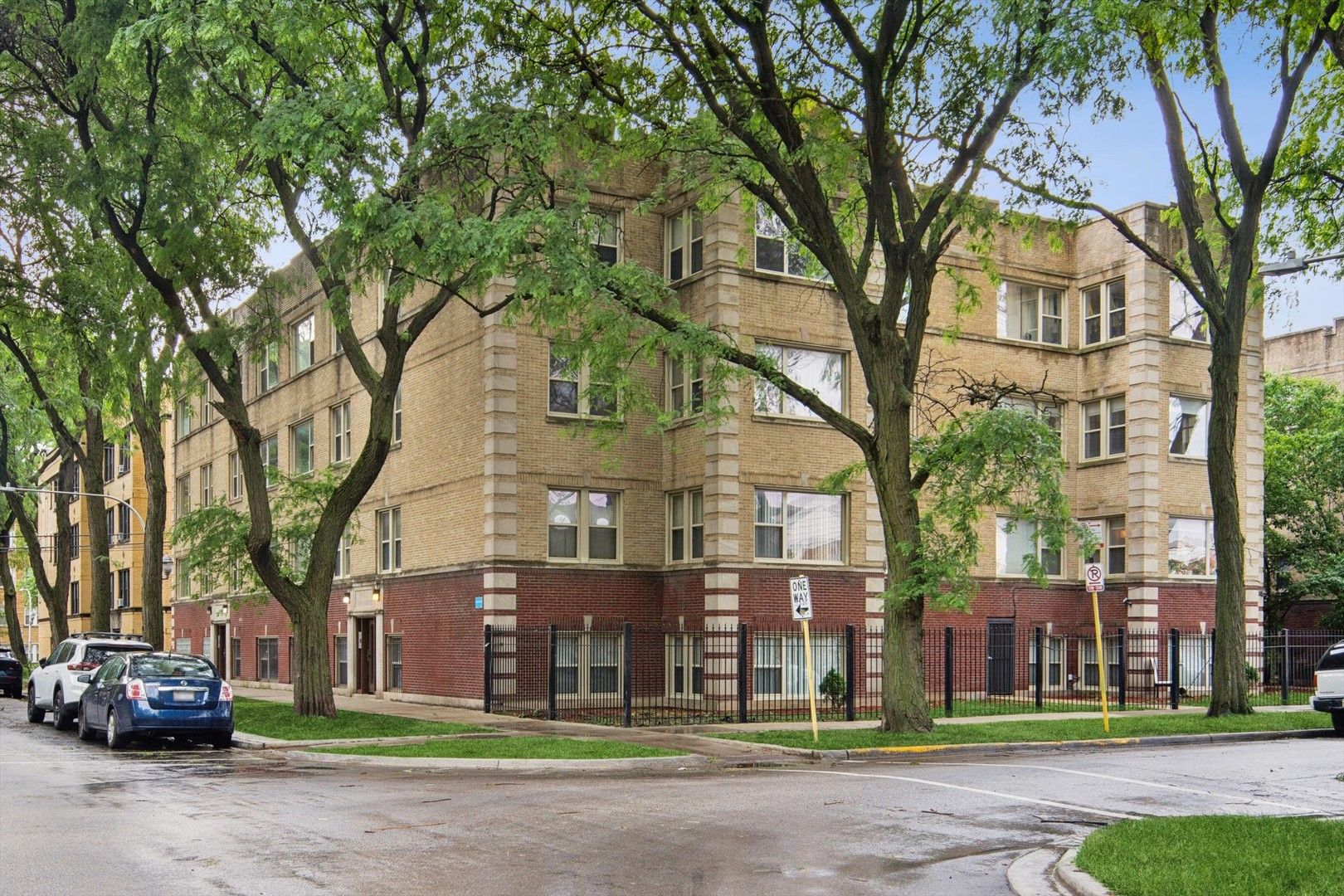 3923 W Ainslie Street #1E — Chicago, IL 60625