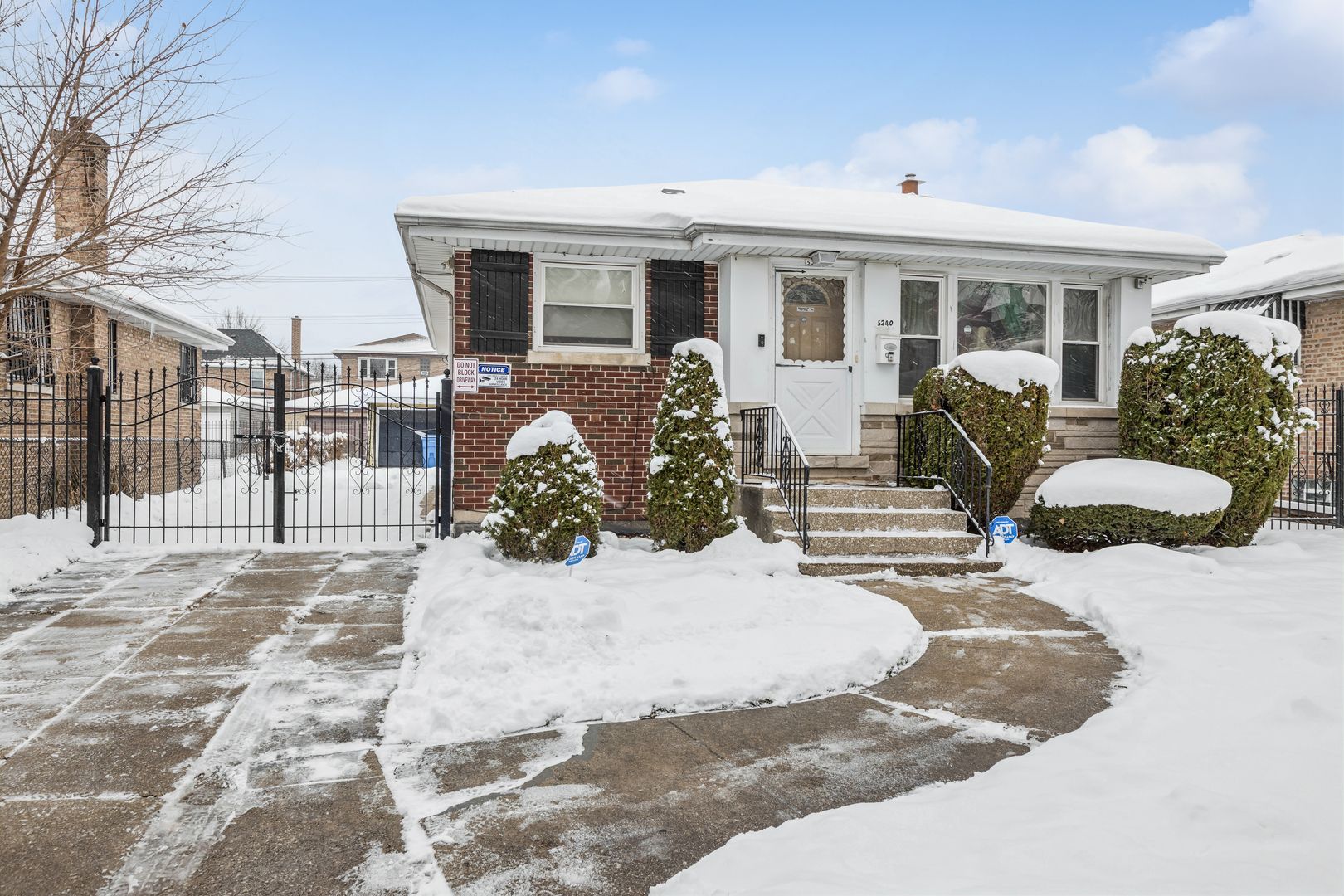 5240 W Gladys Avenue — Chicago, IL 60644