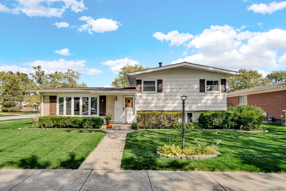 511 Arquilla Drive, Glenwood, IL 60425