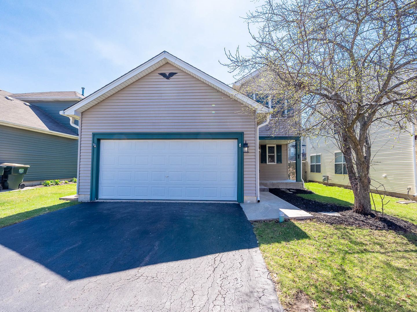 641 W Huron Hills Trail — Round Lake Heights, IL 60073