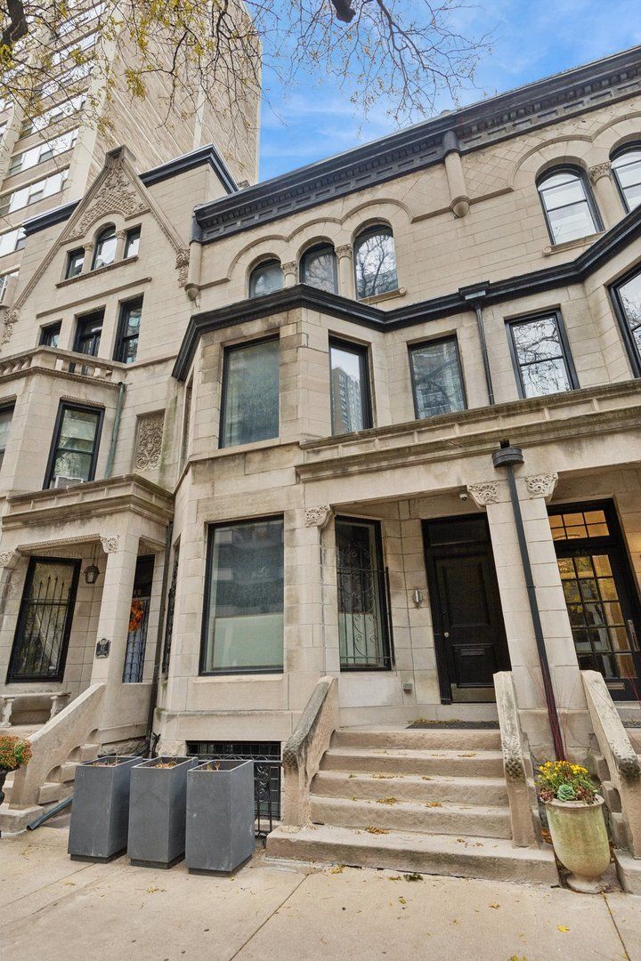 44 E Cedar Street — Chicago, IL 60611