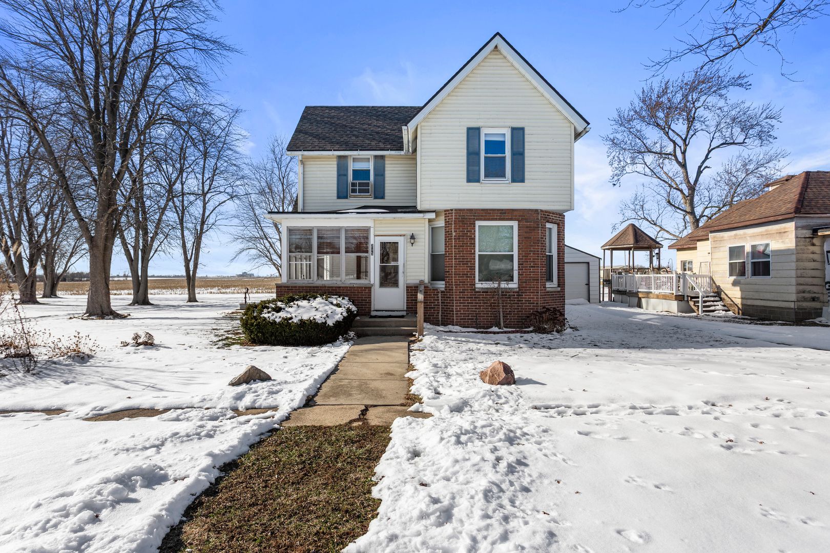215 Chicago Street — Dewitt, IL 61735