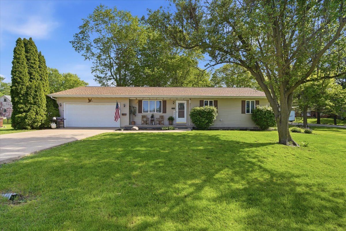 100 Kentucky Avenue, Chenoa, IL 61726