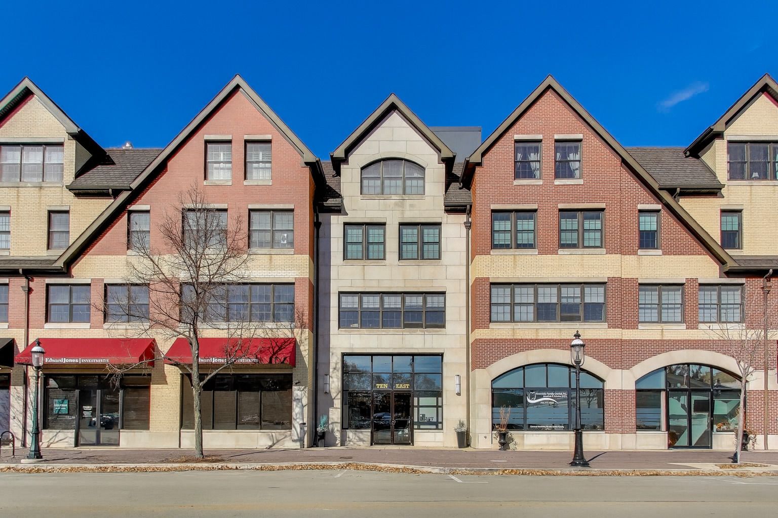 10 E Burlington Street #2C — Riverside, IL 60546