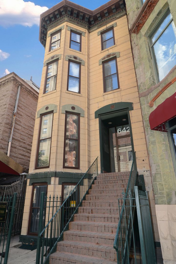 642 N Dearborn Street — Chicago, IL 60654