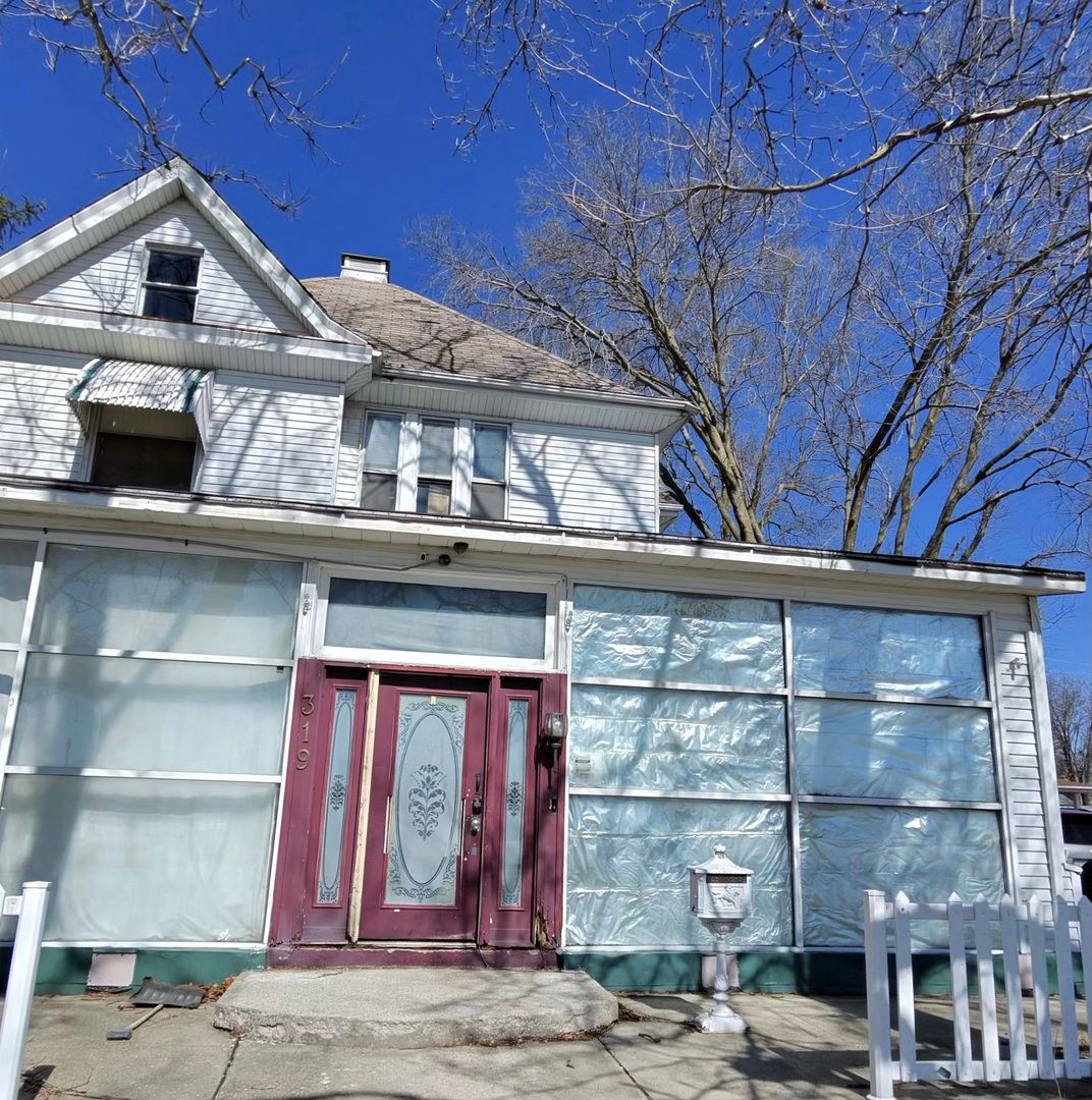 319 W Washington Street — Clinton, IL 61727
