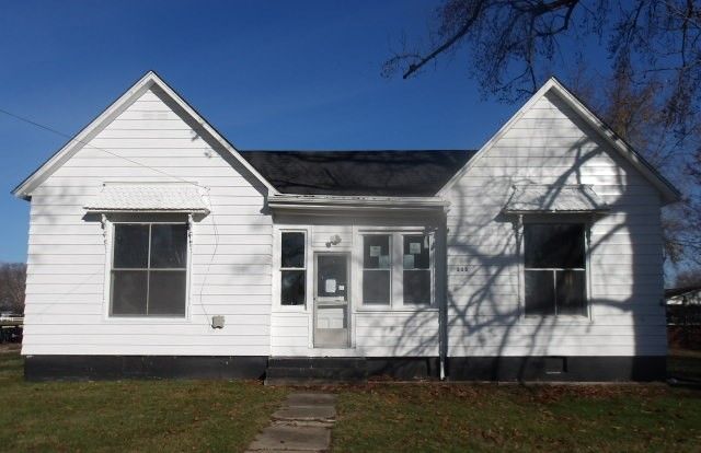 305 W Main Street — Oakland, IL 61943