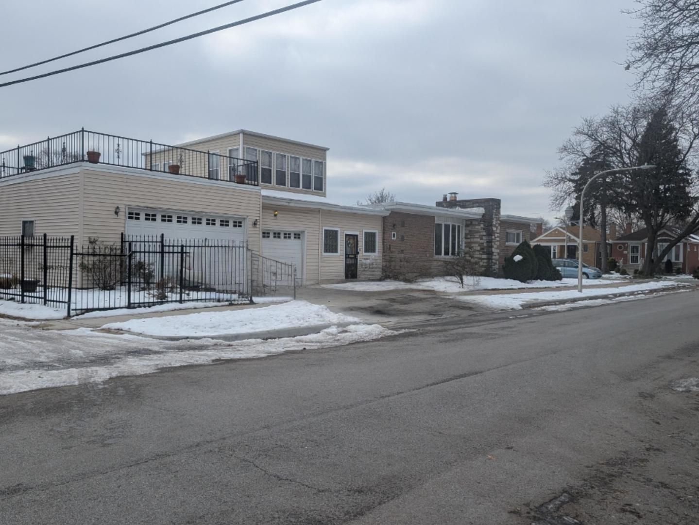 8801 S Paxton Avenue — Chicago, IL 60617