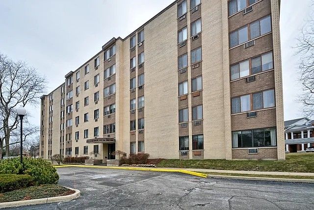 9745 S Karlov Avenue #610 — Oak Lawn, IL 60453