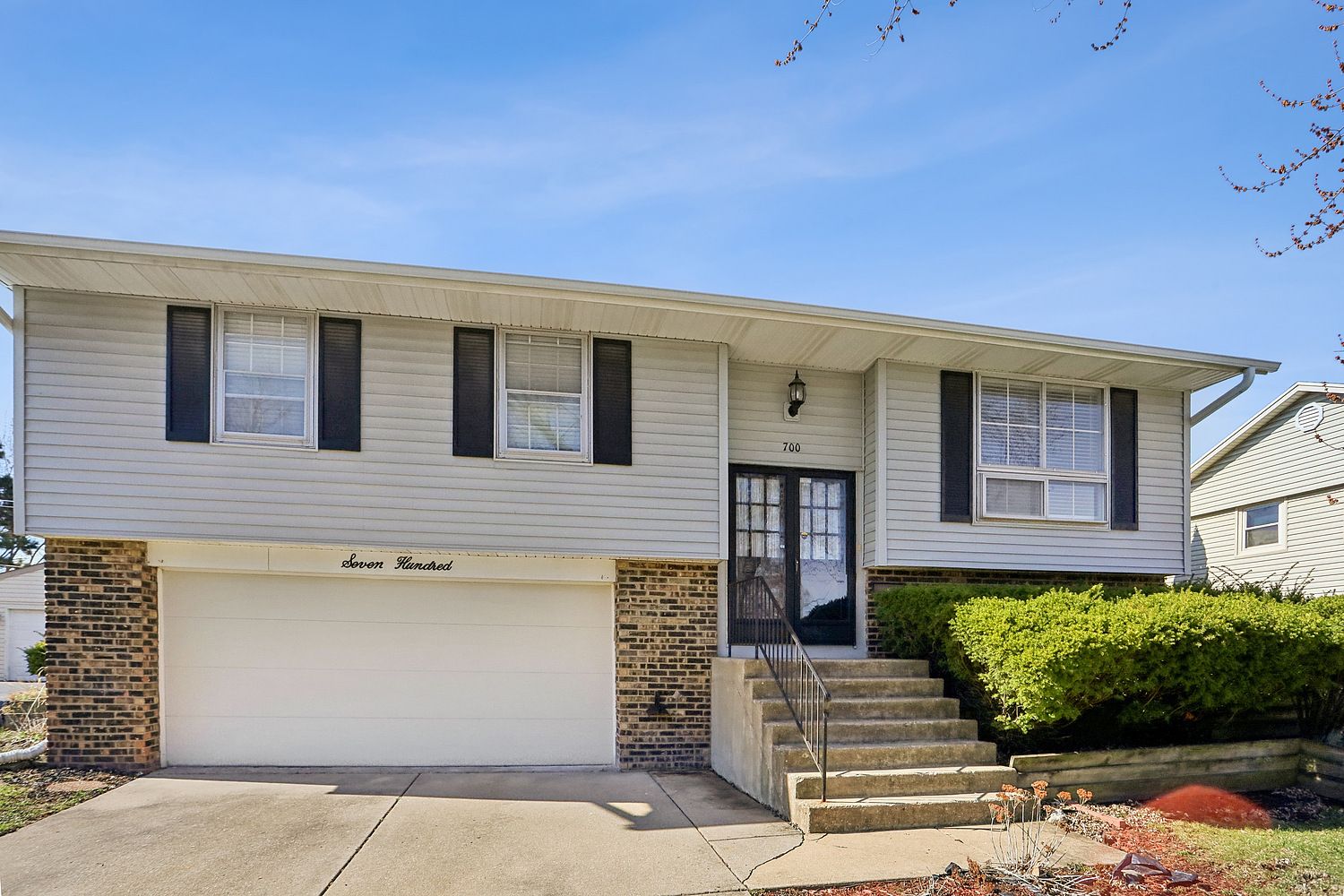 700 Hayward Avenue — Streamwood, IL 60107