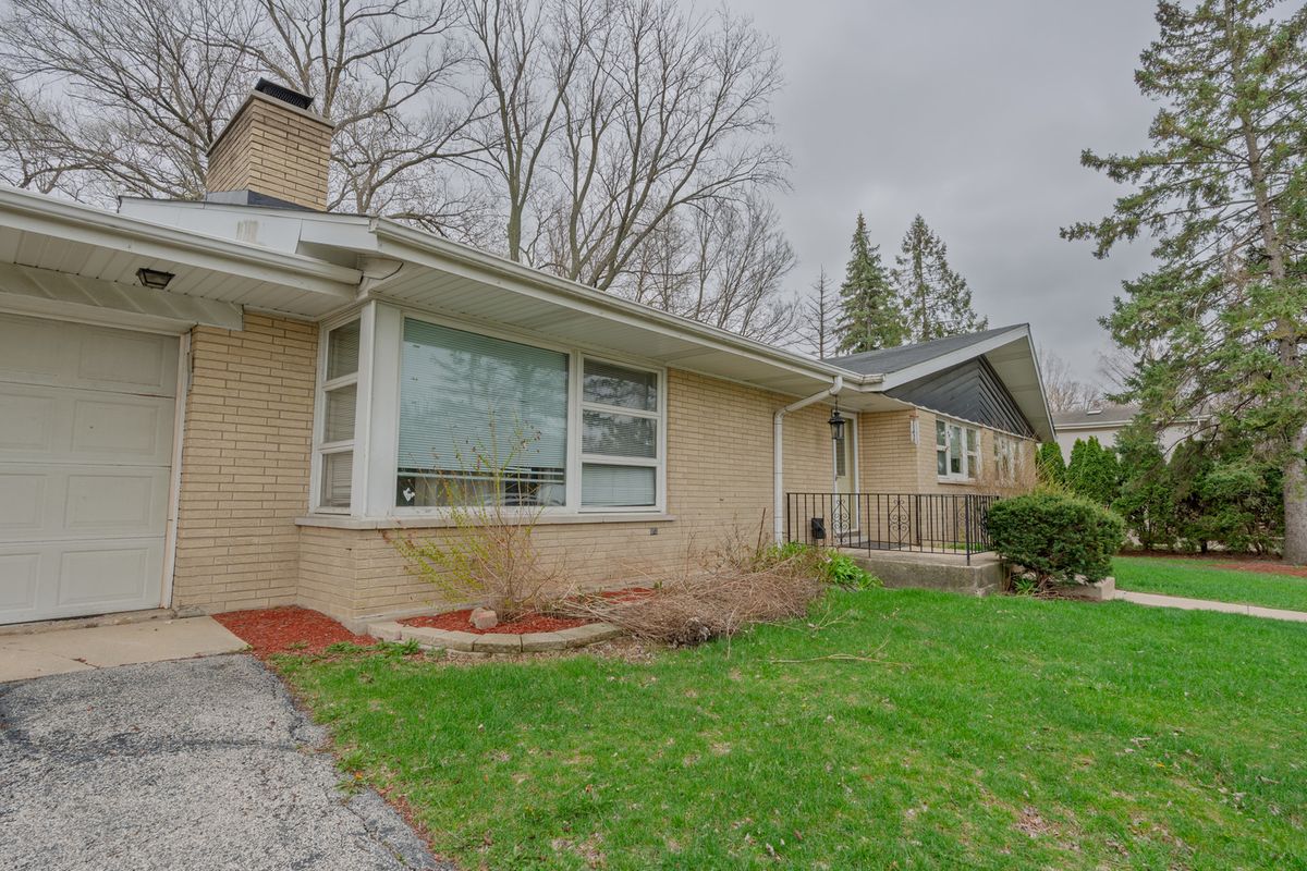 6325 Keokuk Road, Indian Head Park, IL 60525
