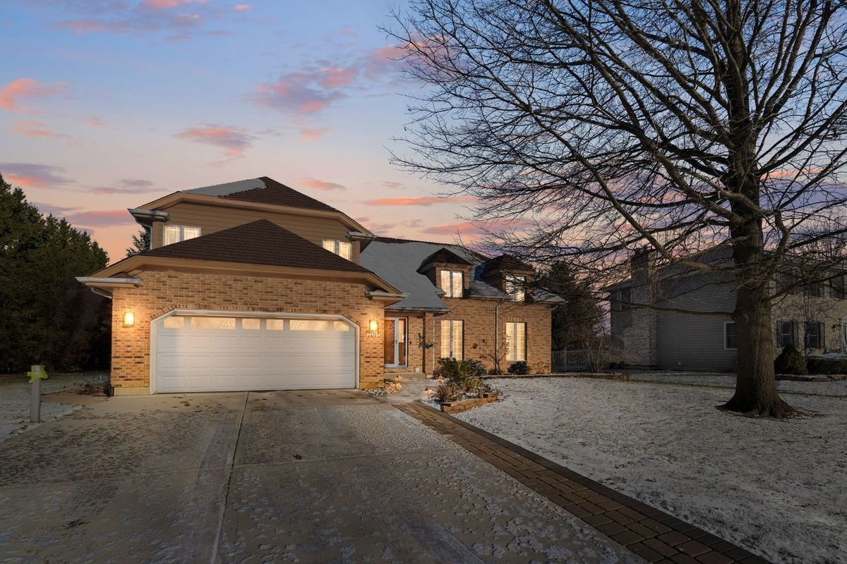 201 Amber Court, West Chicago, IL 60185