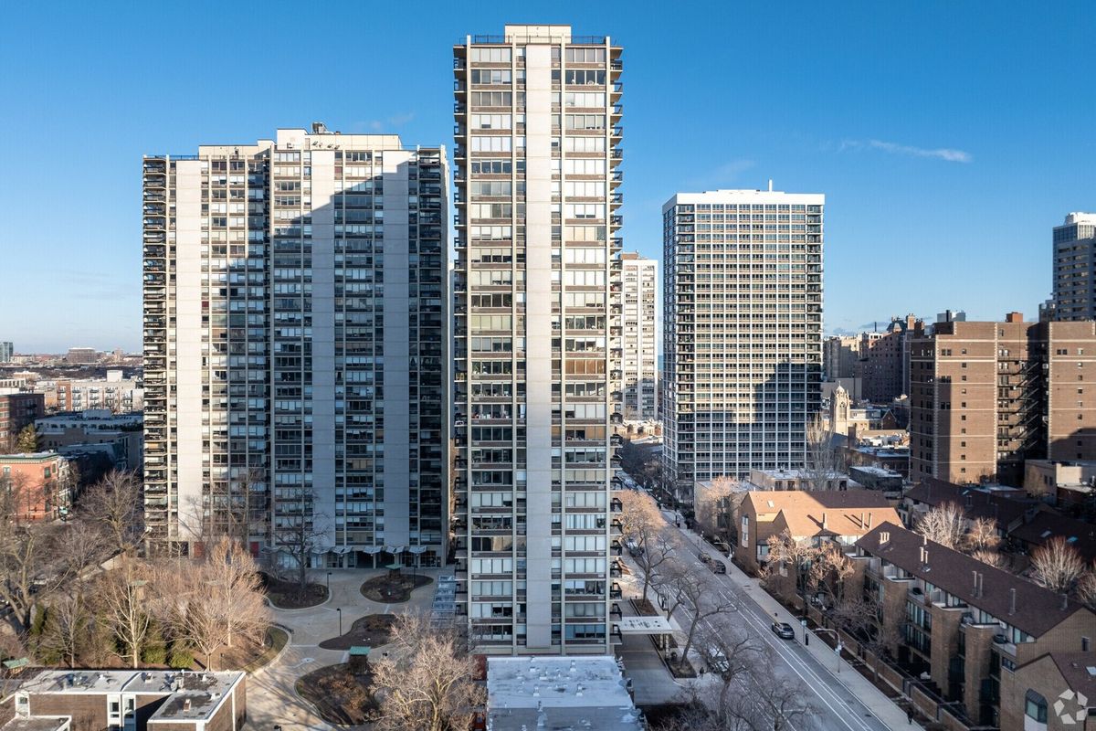 1360 Sandburg Terrace, Chicago, IL 60610