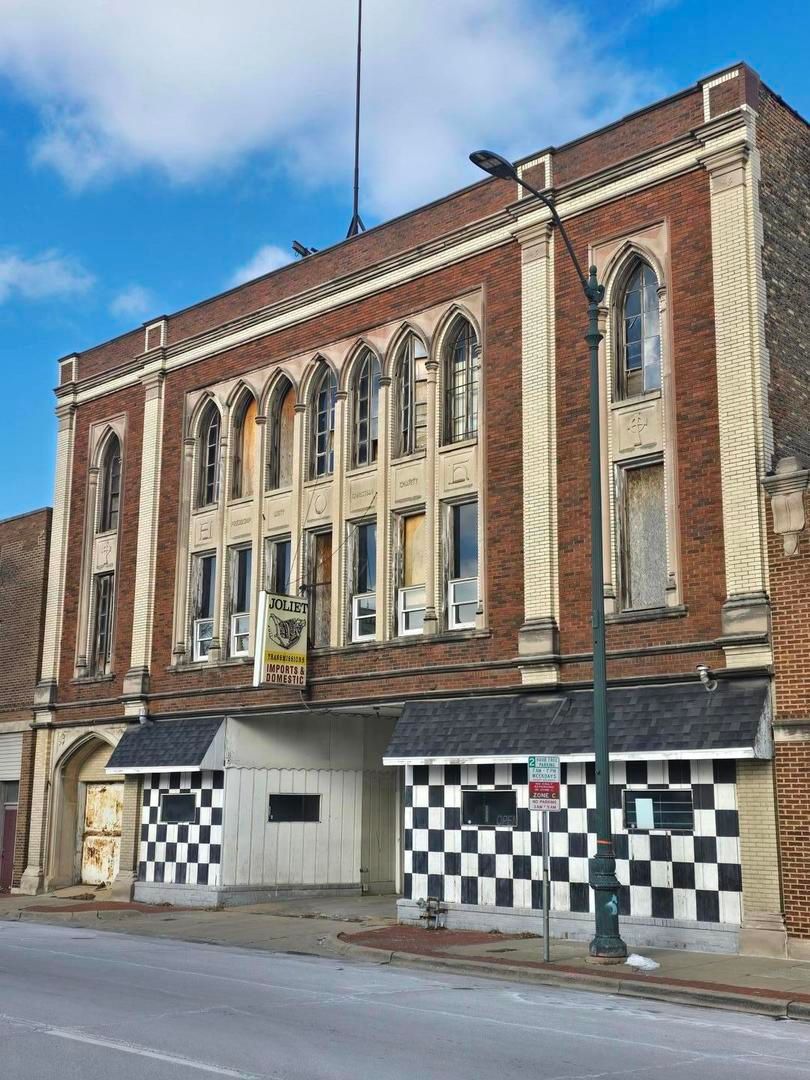 145 E Cass Street — Joliet, IL 60432