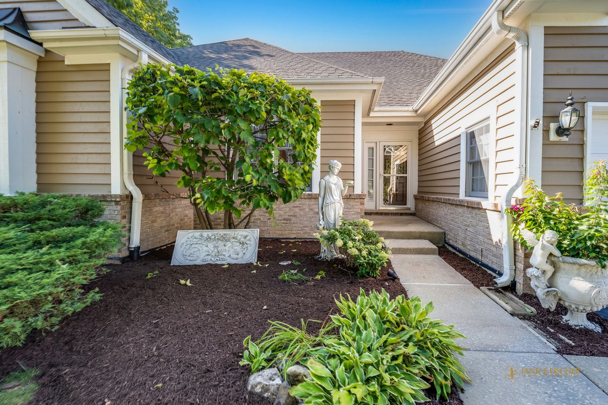 6 Sherwood Court, Lake In The Hills, IL 60156