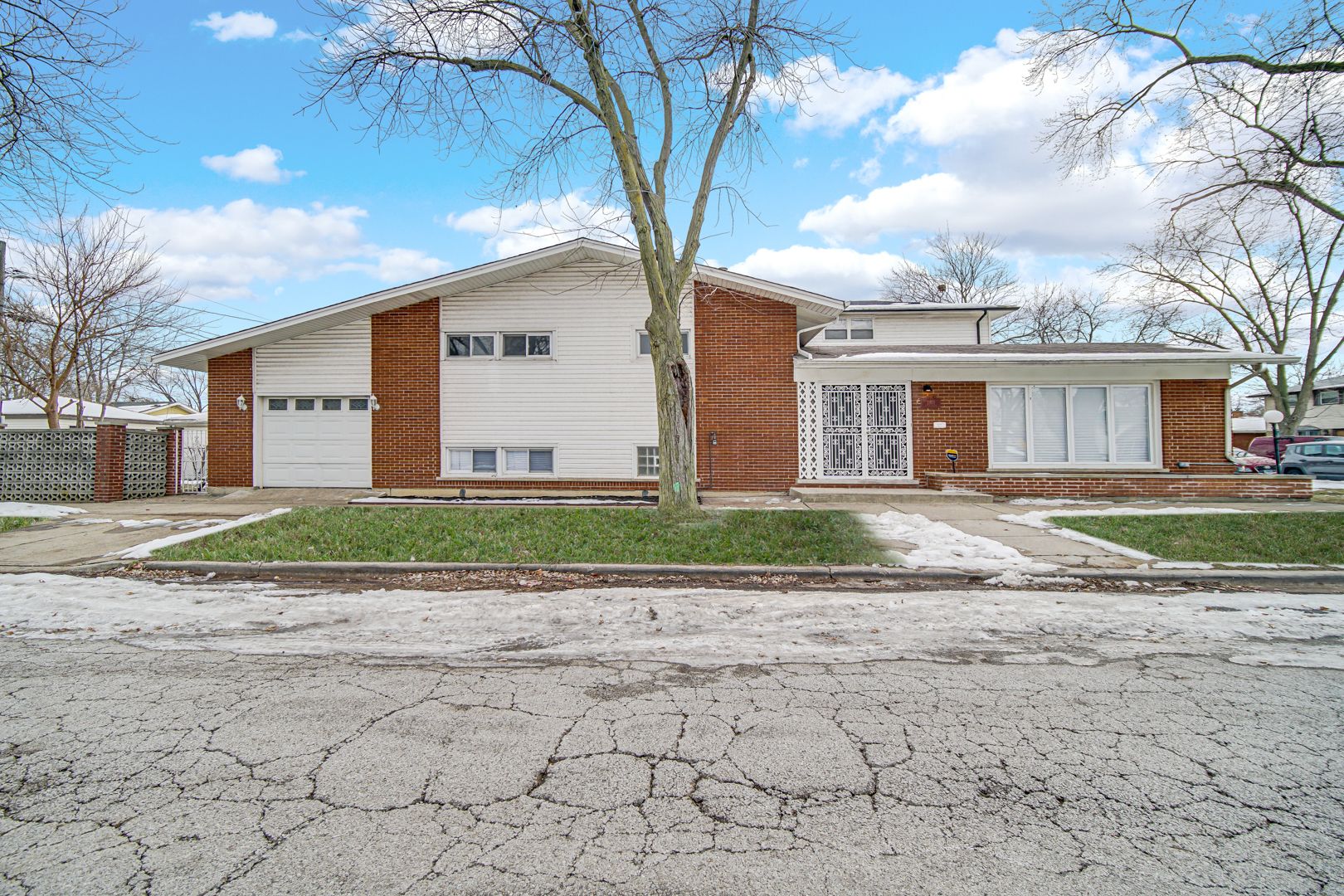 11601 S Laflin Street — Chicago, IL 60643