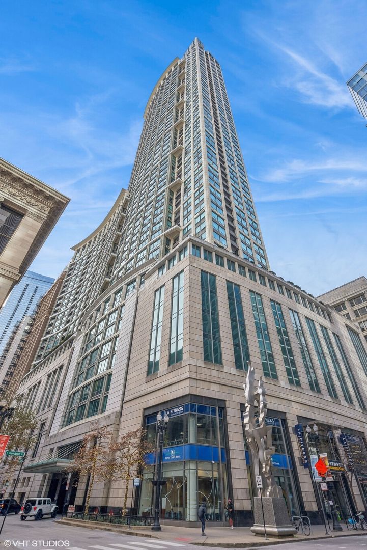 130 N Garland Court #1406 — Chicago, IL 60602
