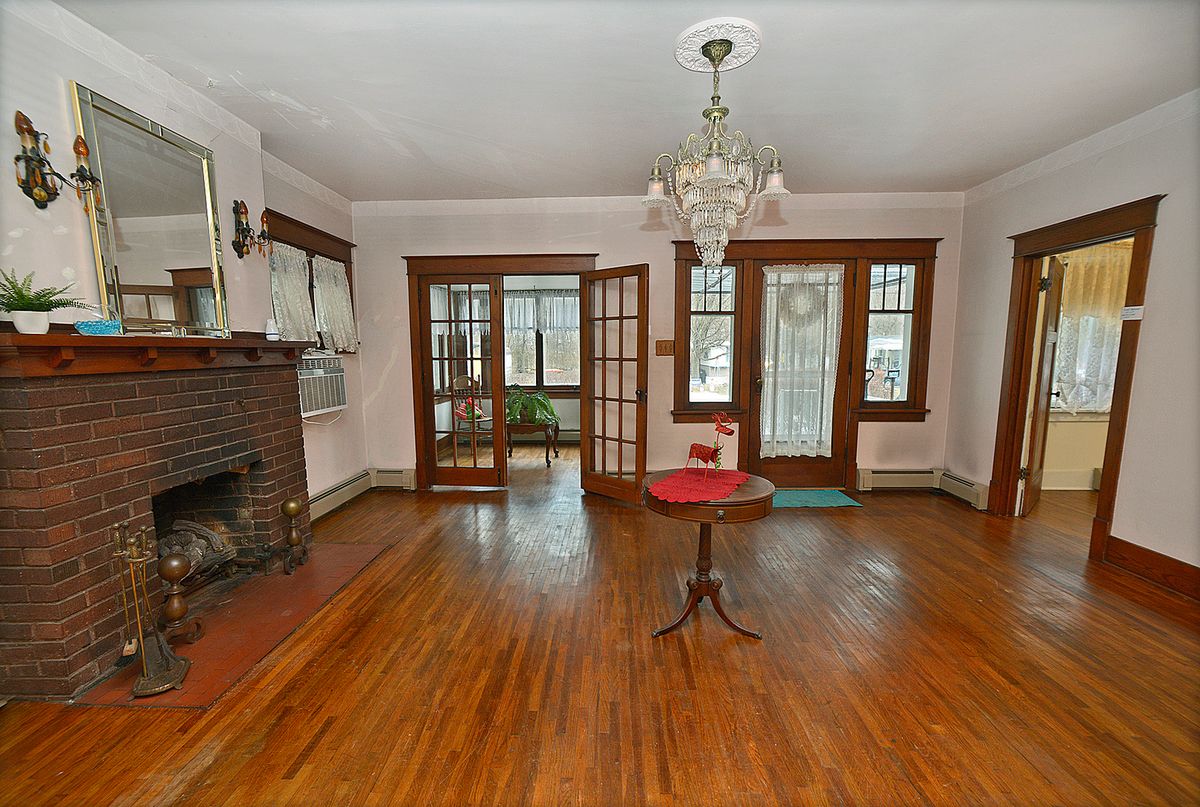 221 Grove Street, Utica, IL 61373