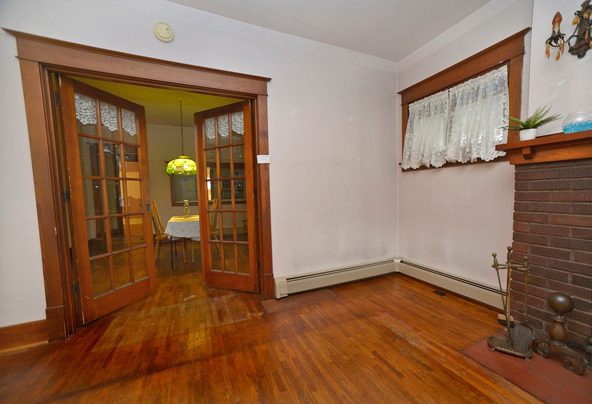 221 Grove Street, Utica, IL 61373