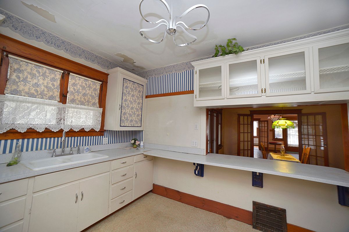 221 Grove Street, Utica, IL 61373