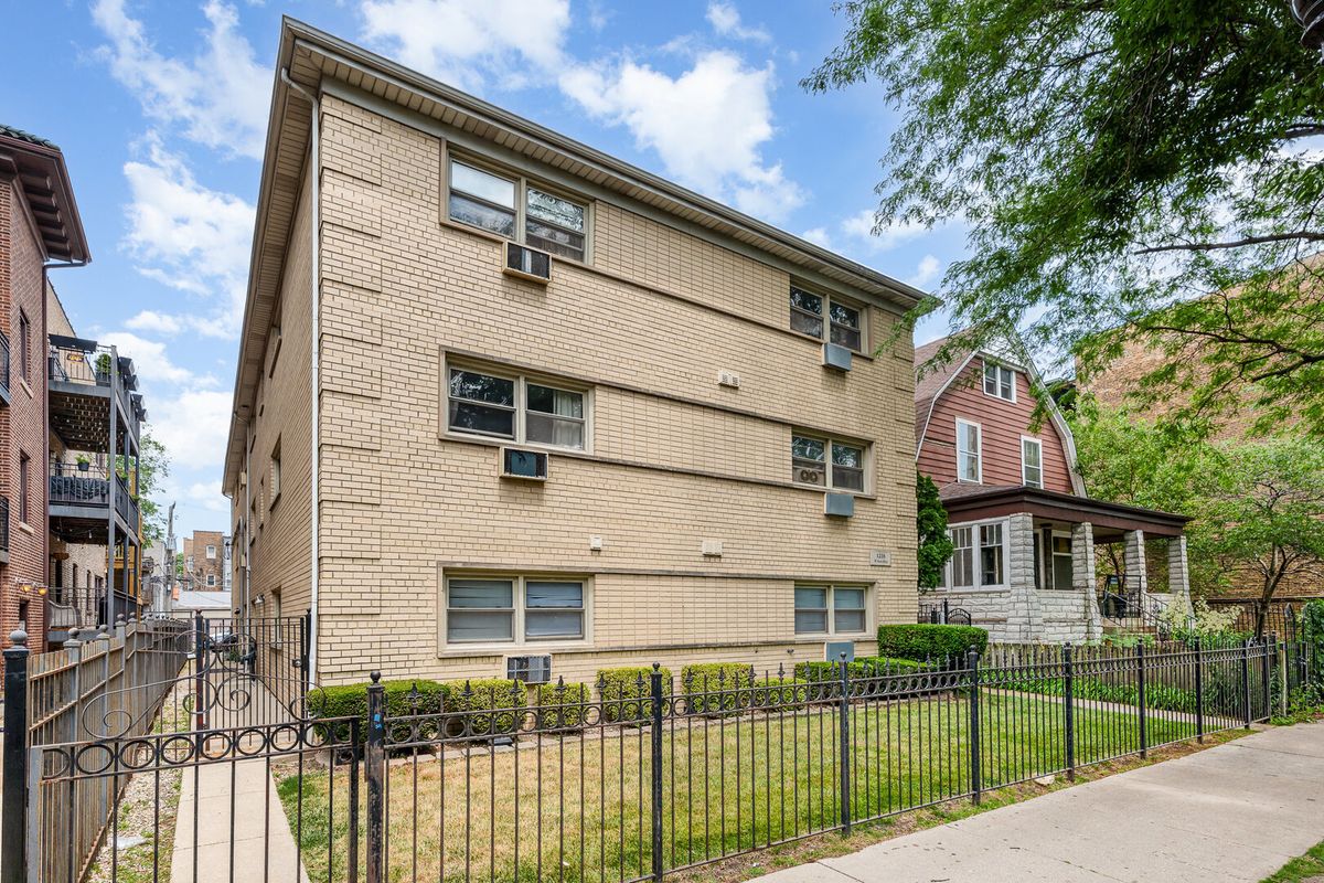 1238 PRATT Boulevard, Chicago, IL 60626